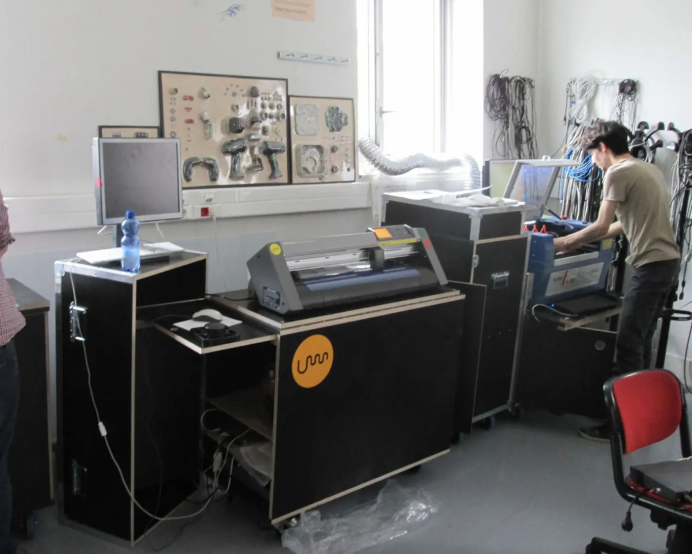 Room fitted with fabrication machines mounted on rolling trolleys